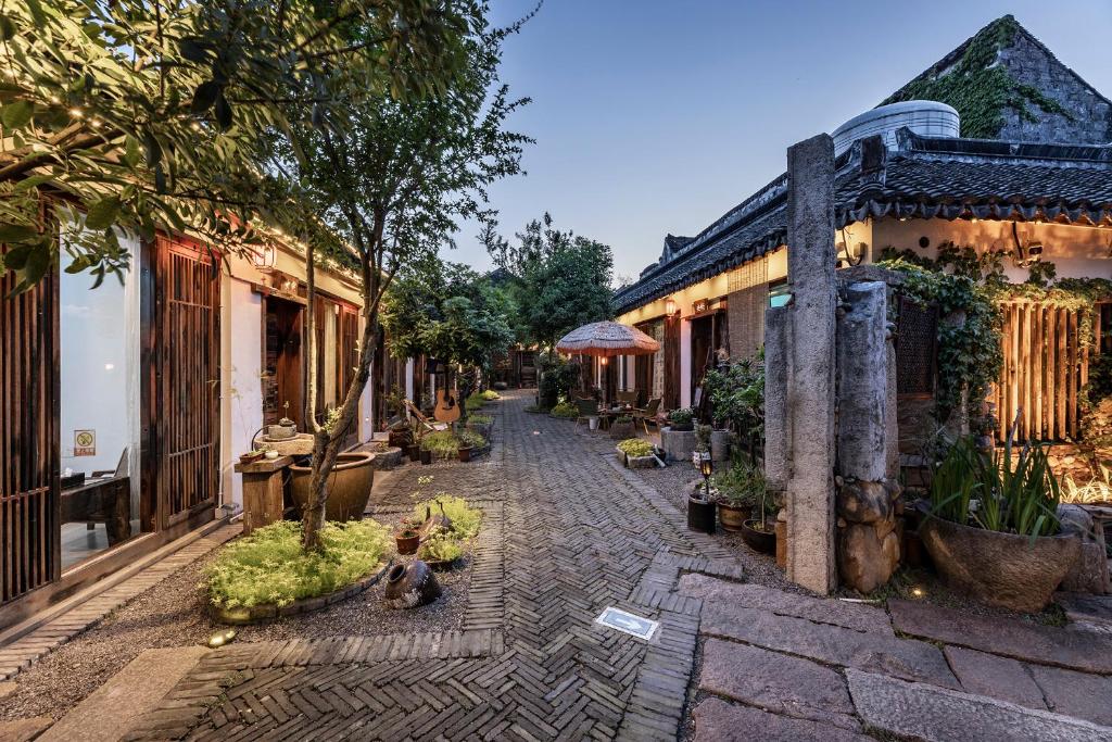 Um jardim no exterior de Xitang Overnight Garden B&B