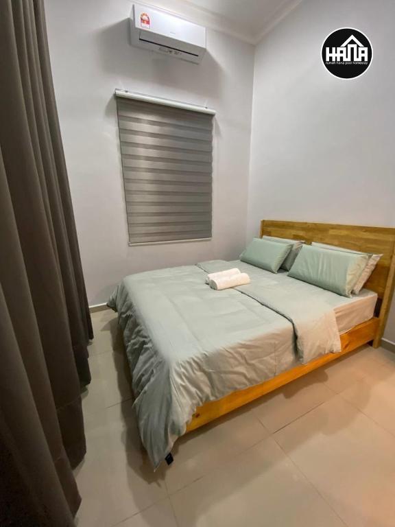 Postel nebo postele na pokoji v ubytování Rumah Hana Sekinchan - Mslim0nly