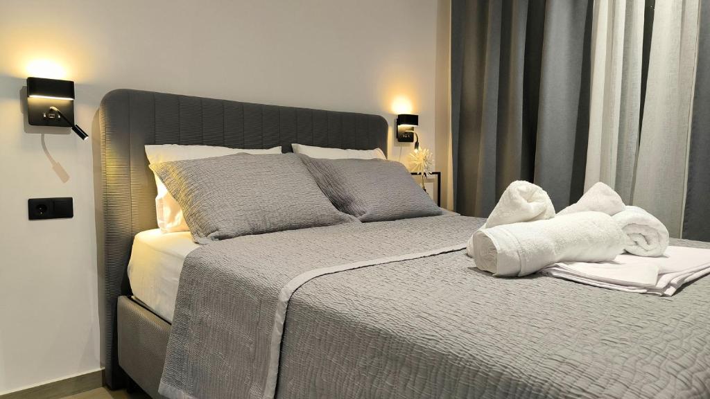 Postel nebo postele na pokoji v ubytování Dk Luxury Studio Xanthi