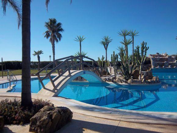 Bazén v ubytování Apartamentos Vacacionales Atlanterra nebo v jeho okolí
