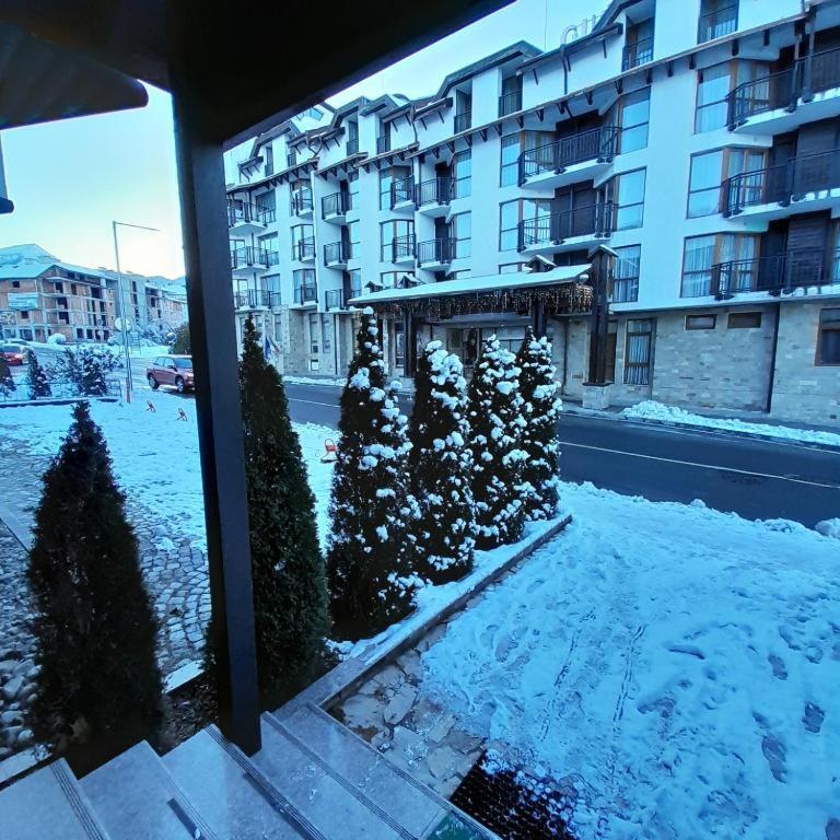 GONDOLA APARTMENTS BANSKO - SUVOROV VIP Complex v zimě