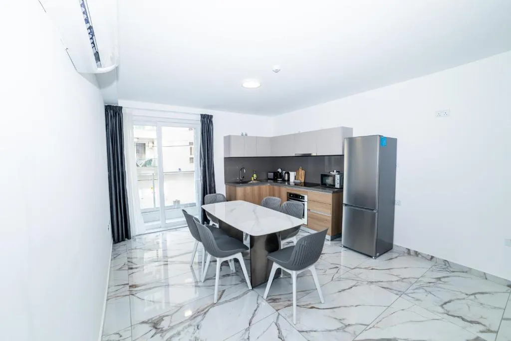 Modern 2-Bedroom Apartment with Terrace - By HostMT