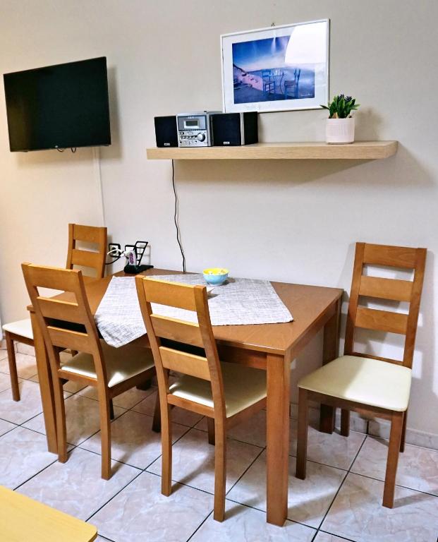 TV a/nebo společenská místnost v ubytování Sourada Studios