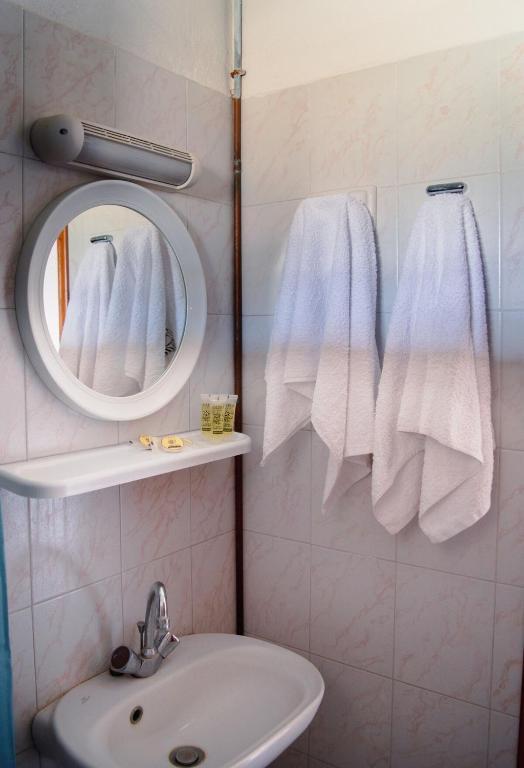 A bathroom at Moonlight Kastraki beach house