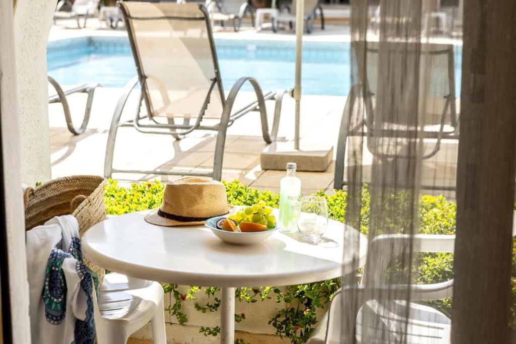 Bazén v ubytování Stephanos Garden Apartments nebo v jeho okolí