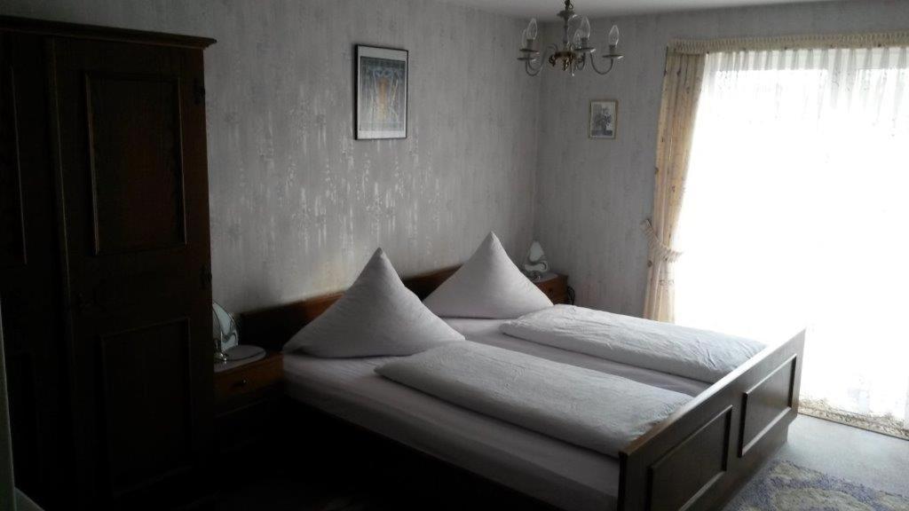 Pension Arnold Neuenburg - Tweepersoonskamer Met Gedeelde Badkamer