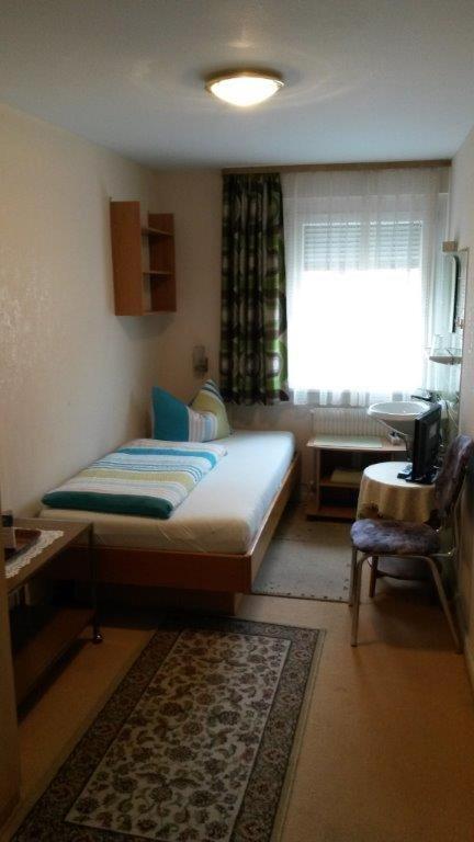 Pension Arnold Neuenburg - Eenpersoonskamer Met Gedeelde Badkamer
