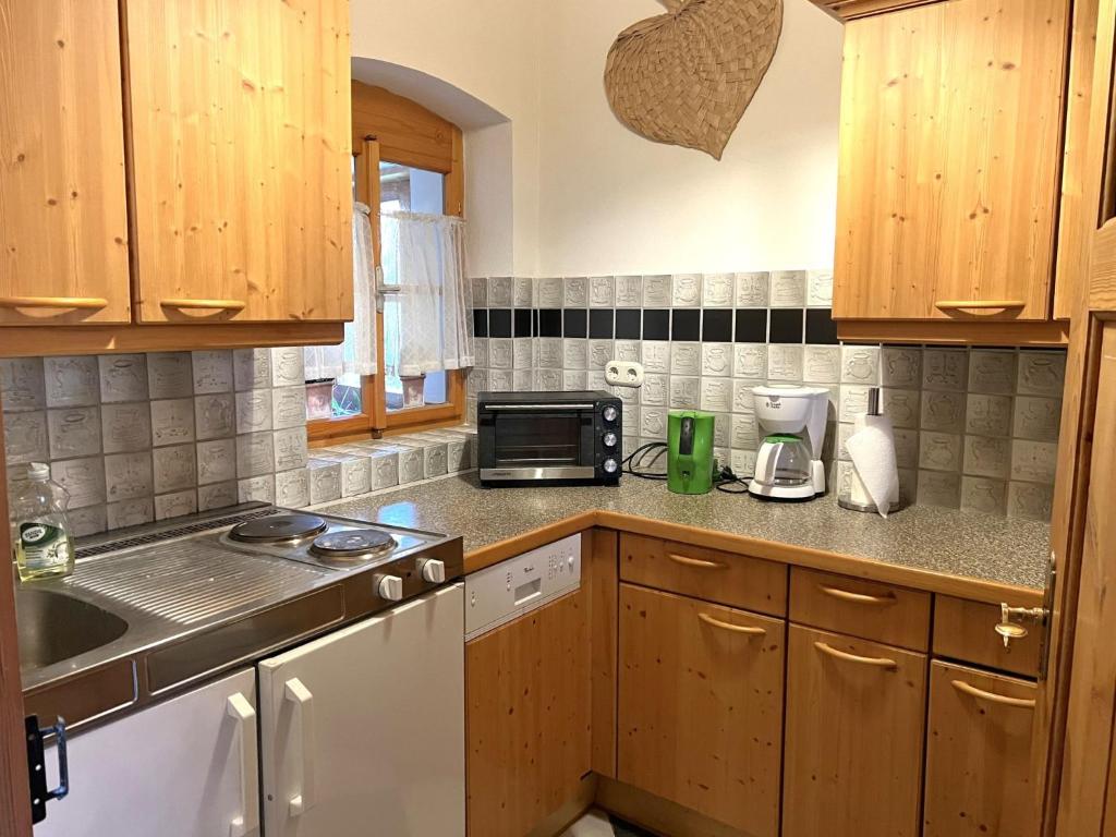 Kuchyň nebo kuchyňský kout v ubytování Apartment Alte Post-2 by Interhome