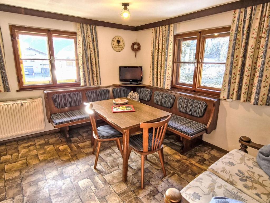 Televízia a/alebo spoločenská miestnosť v ubytovaní Apartment Haflingerhof Enzian by Interhome