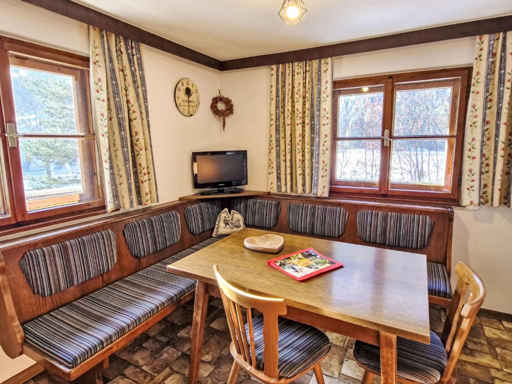 Televízia a/alebo spoločenská miestnosť v ubytovaní Apartment Haflingerhof Enzian by Interhome