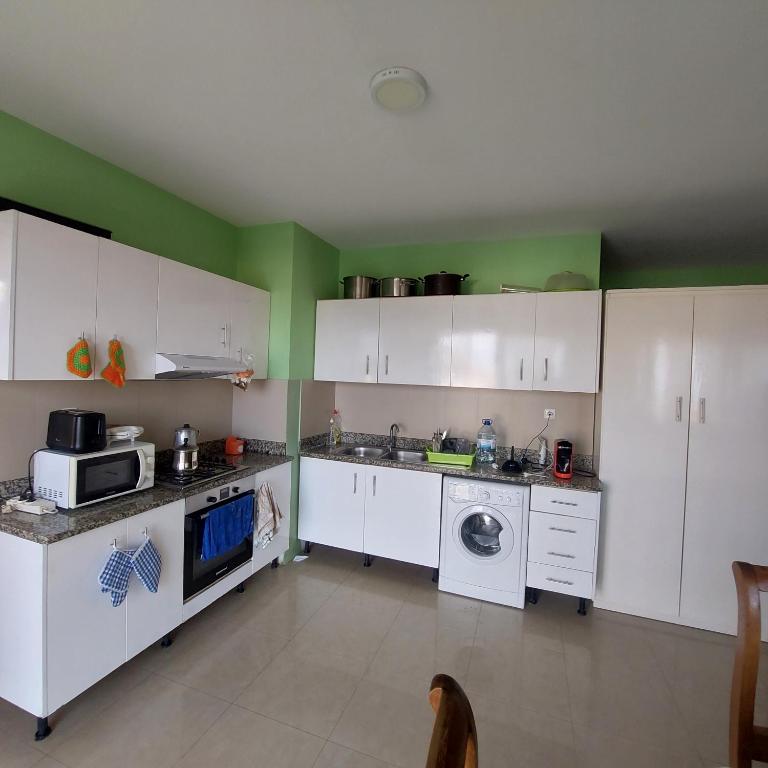 Kuchyň nebo kuchyňský kout v ubytování Oia Mindelo Chambre d'hotes
