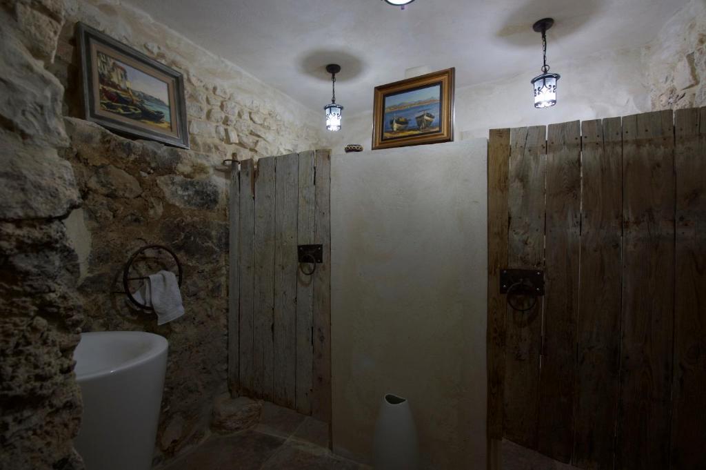 Koupelna v ubytování Auberge de Tamezret