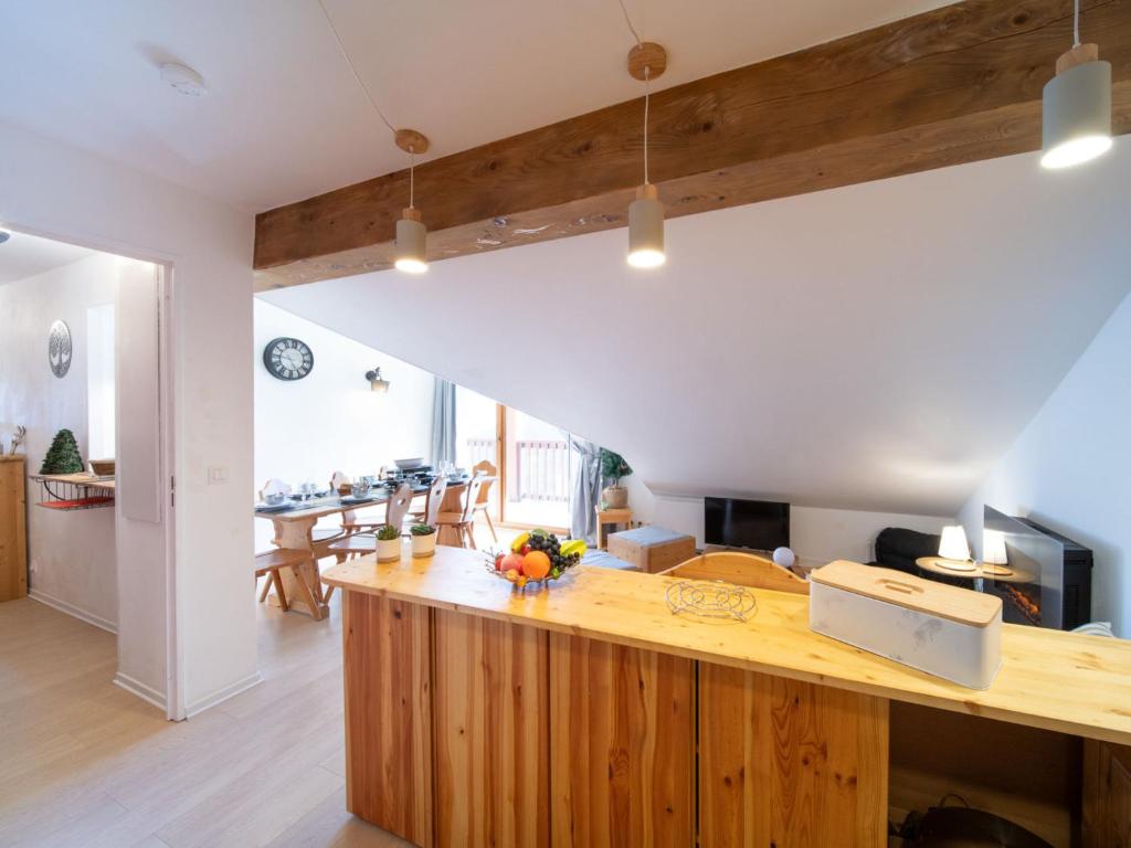 une cuisine avec un comptoir en bois dans une pièce dans l'établissement Apartment Les Alpages du Corbier-10 by Interhome, au Corbier