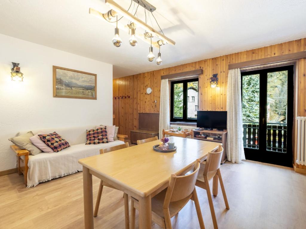 Posezení v ubytování Apartment Isola di Madesimo Apartments-2 by Interhome