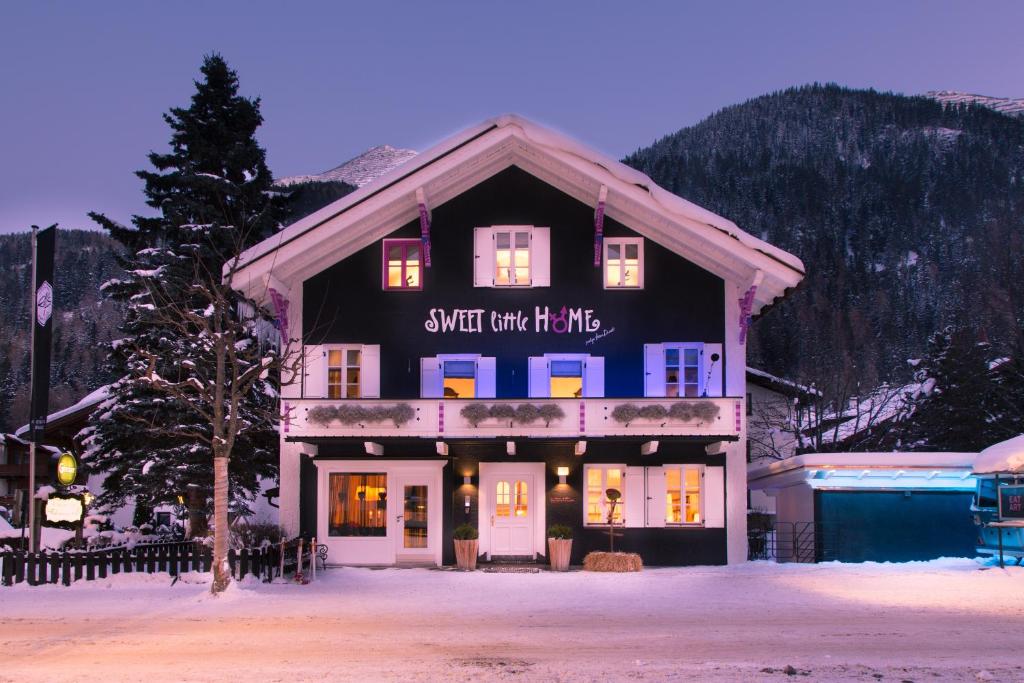 un edificio con una señal que sale del ático en Raffl's Sweet Little Home, en Sankt Anton am Arlberg