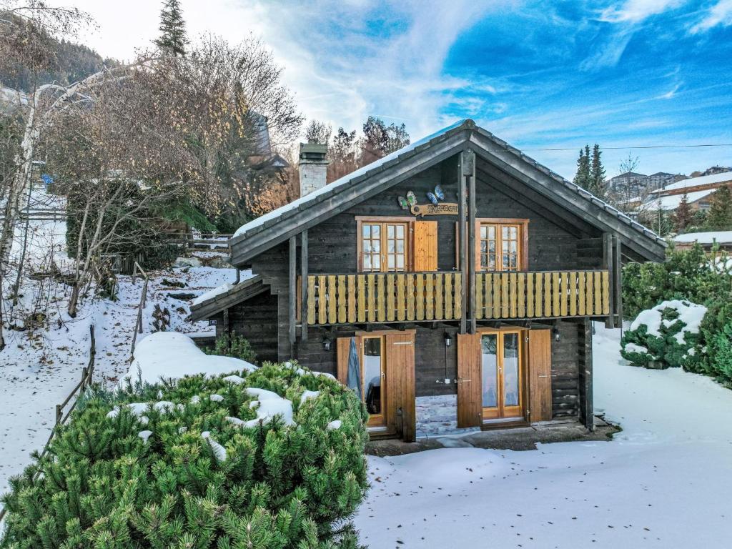 uma cabana de madeira na neve com neve em Chalet Mirabeau 6 by Interhome em Nendaz