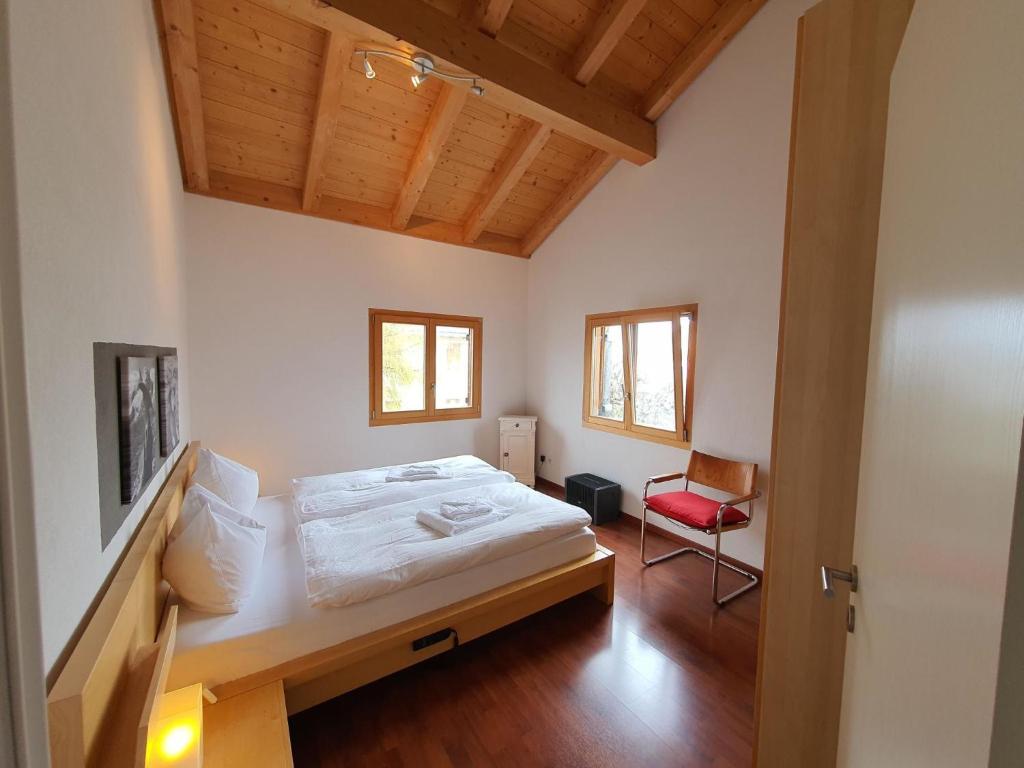 Postel nebo postele na pokoji v ubytování Apartment Tgesa Grischa by Interhome
