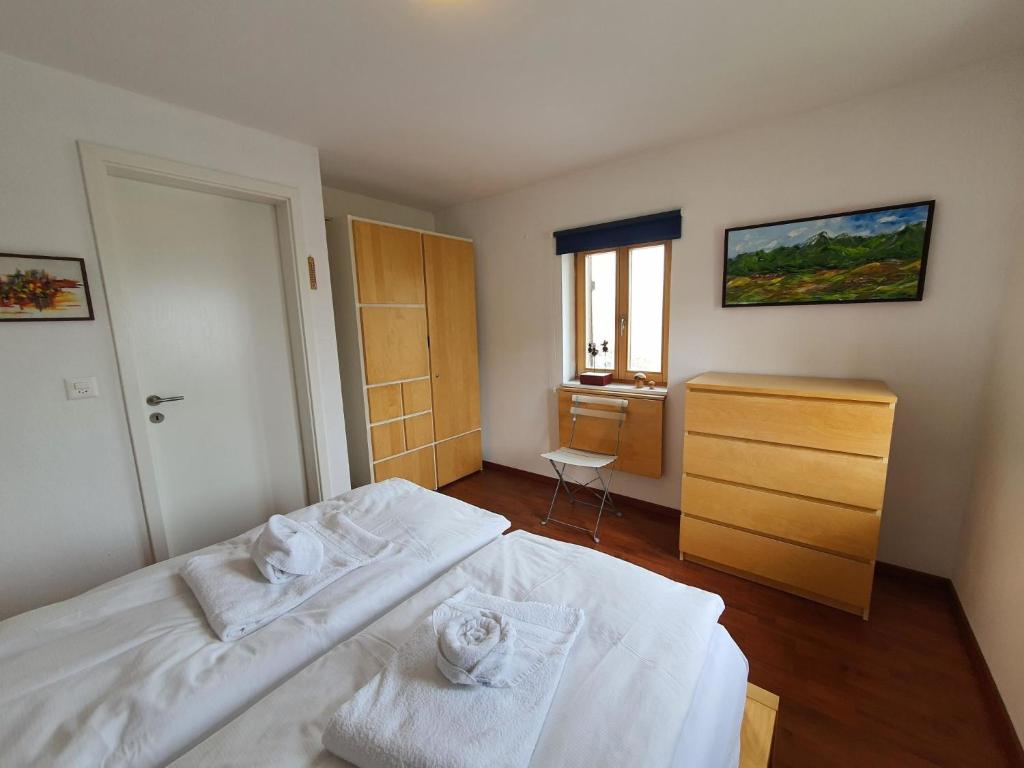 Postel nebo postele na pokoji v ubytování Apartment Tgesa Grischa by Interhome