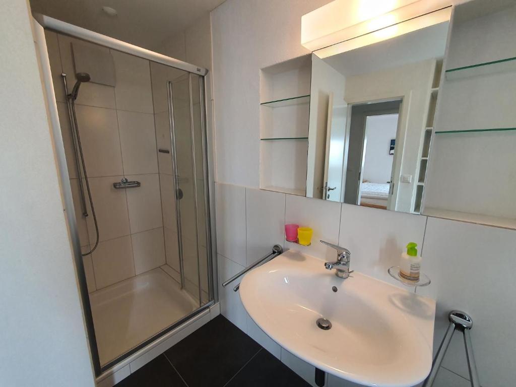 Koupelna v ubytování Apartment Tgesa Grischa by Interhome