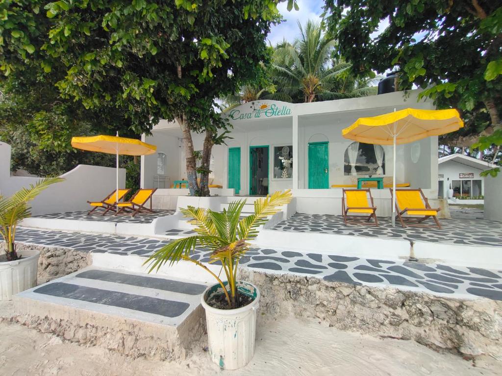 a resort with chairs and umbrellas on a patio at Casa di Stella in Ngurblut