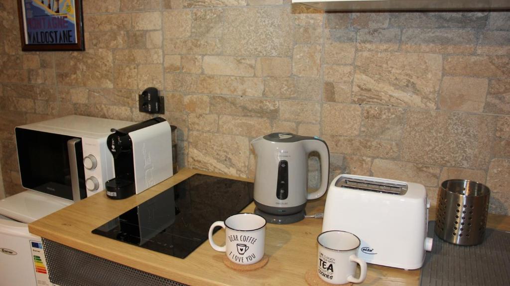 Příslušenství pro přípravu čaje a kávy v ubytování Apartment Les Guides