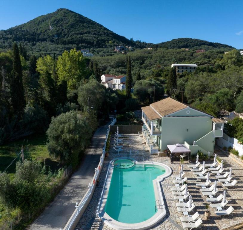 Kerkyra Island Hotel - 带游泳池的三室房间