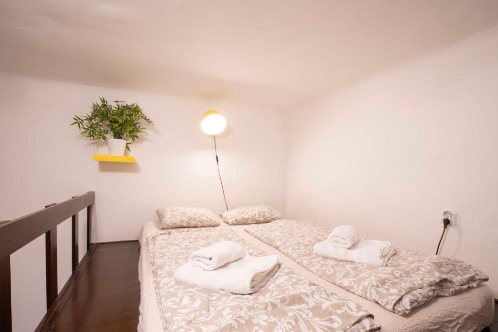 Posteľ alebo postele v izbe v ubytovaní Quiet Cozy Apartment in Party Street e1