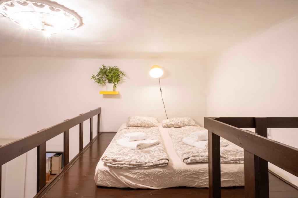 Posteľ alebo postele v izbe v ubytovaní Quiet Cozy Apartment in Party Street e1