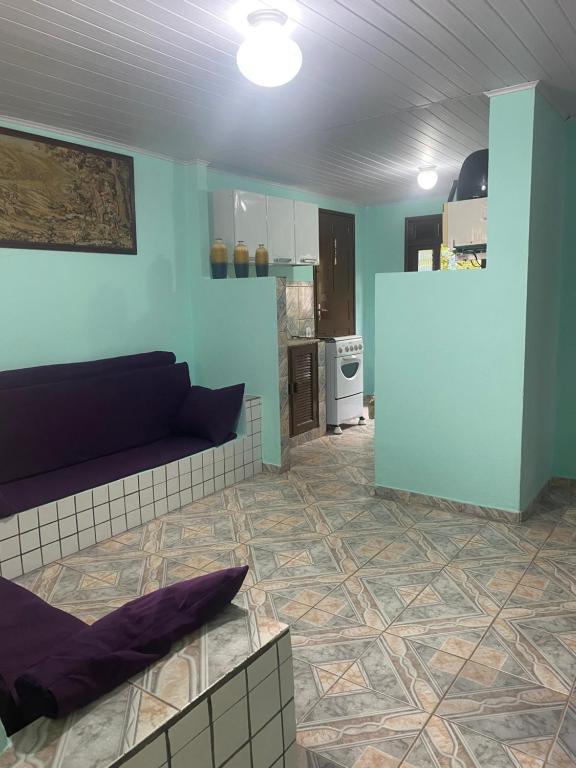 a living room with blue walls and a couch at Casa da Inês in Santa Teresa