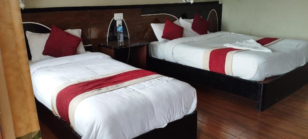 Postel nebo postele na pokoji v ubytování Chitwan Palace
