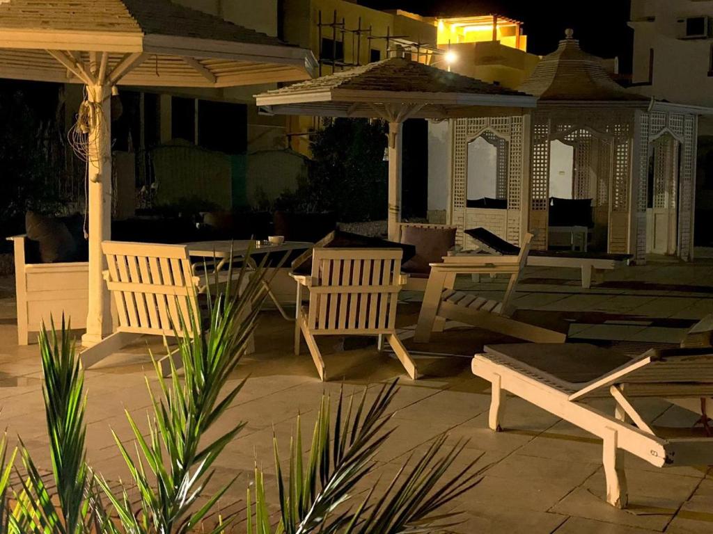 Hurghada-Magawish Villa 6的庭院或其他户外区域