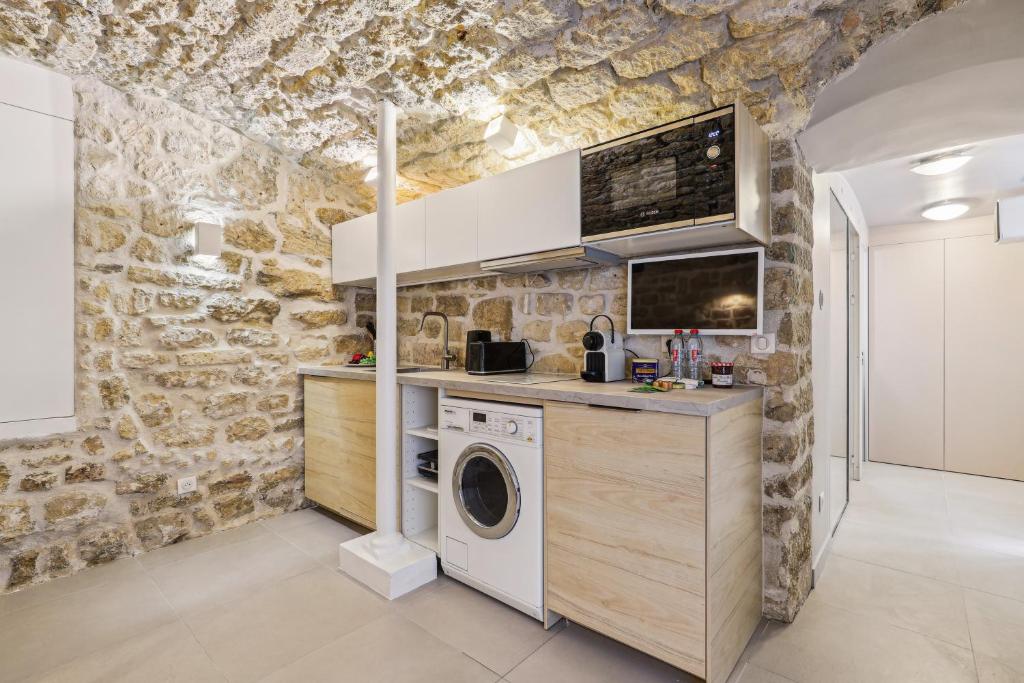 Kuchyň nebo kuchyňský kout v ubytování Lavie Maison face Palais Royal