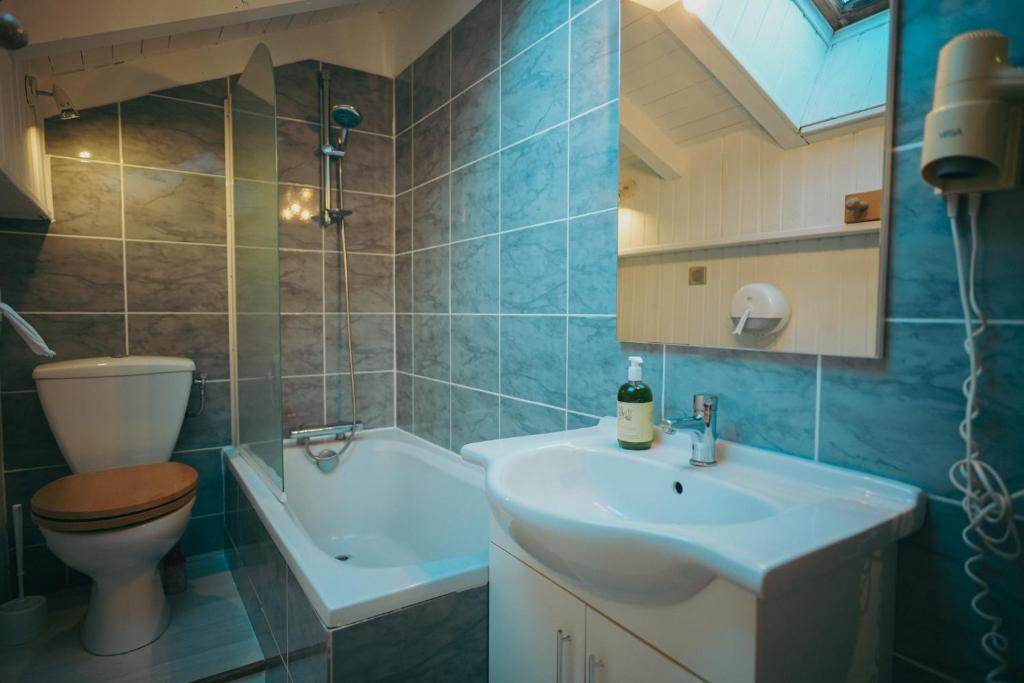Koupelna v ubytování Auberge chez Mado et Augusta