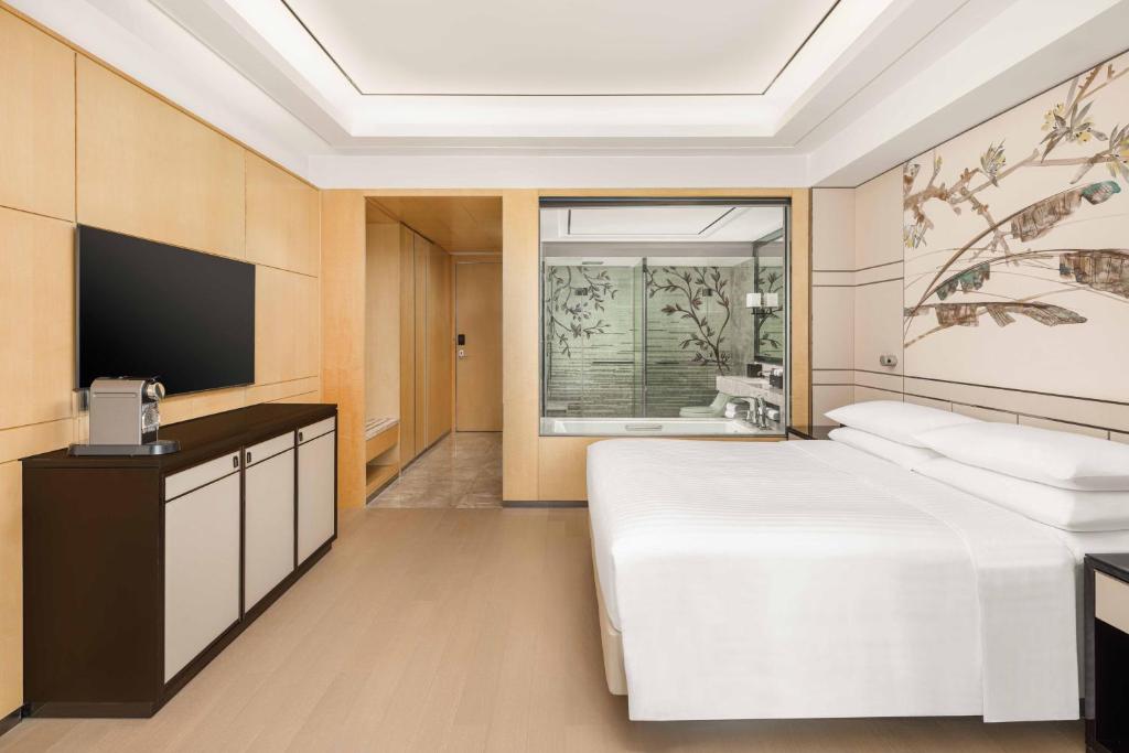 TV a/nebo společenská místnost v ubytování Shanghai Marriott Hotel Parkview