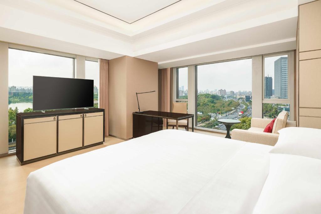 Postel nebo postele na pokoji v ubytování Shanghai Marriott Hotel Parkview