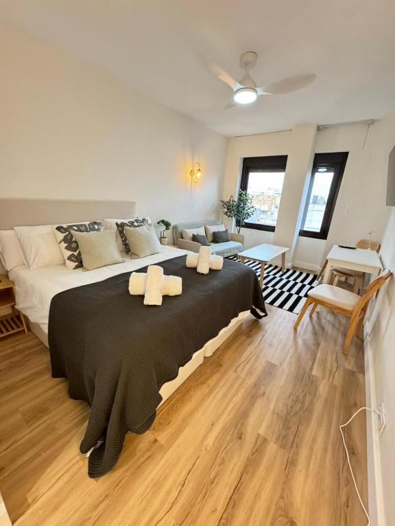 una camera da letto con un letto grande con due asciugamani sopra di Triana Confort Sevilla a Siviglia