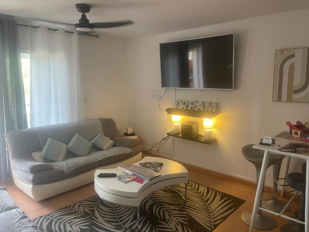 Posezení v ubytování CASA COLIVING avec chambre salle de bain individuelles privatives