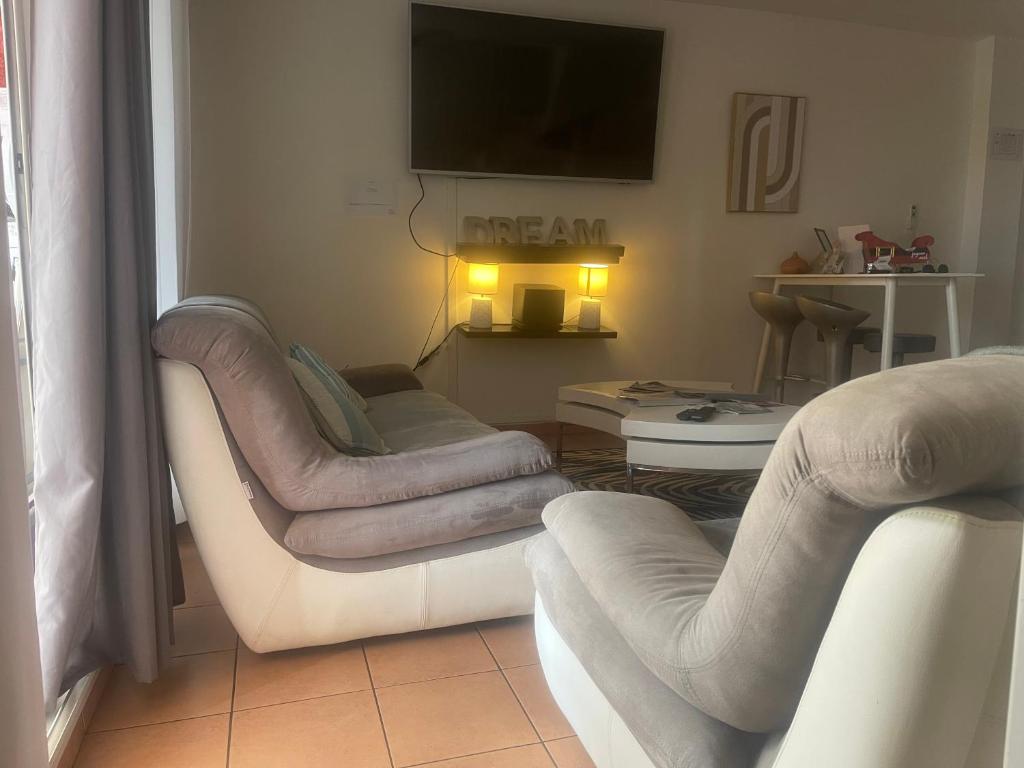 Posezení v ubytování CASA COLIVING avec chambre salle de bain individuelles privatives