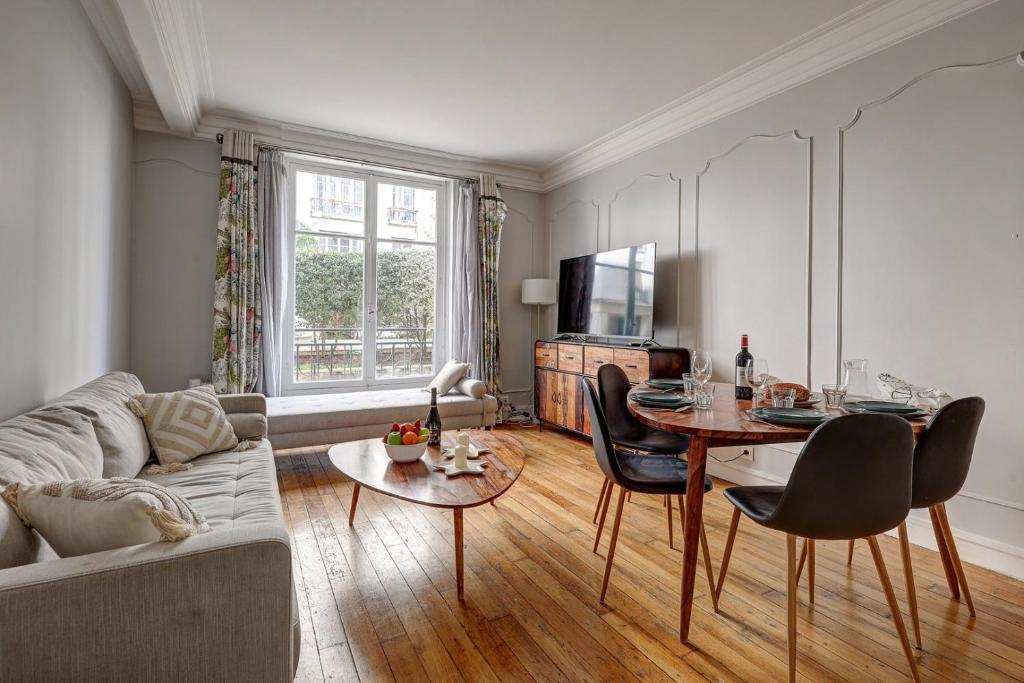 un salon avec une table et un canapé dans l'établissement 682 Suite Blériot - Superbe Appartement à Paris, à Paris