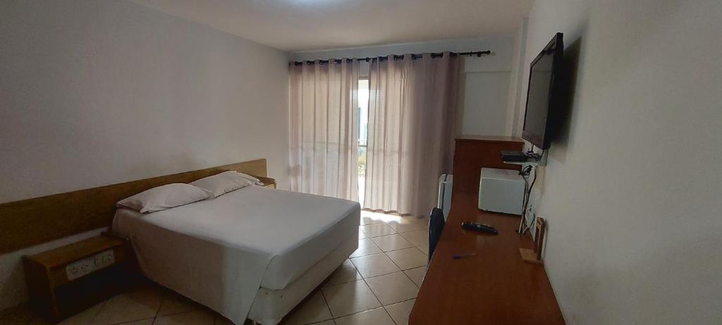 Uma TV ou centro de entretenimento em Flat Garvey Apart-hotel