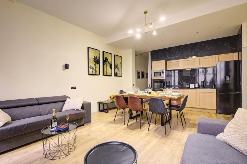 un salon avec un canapé et une table dans l'établissement Bluestay 47 - Appartement au cœur de Paris, à Paris