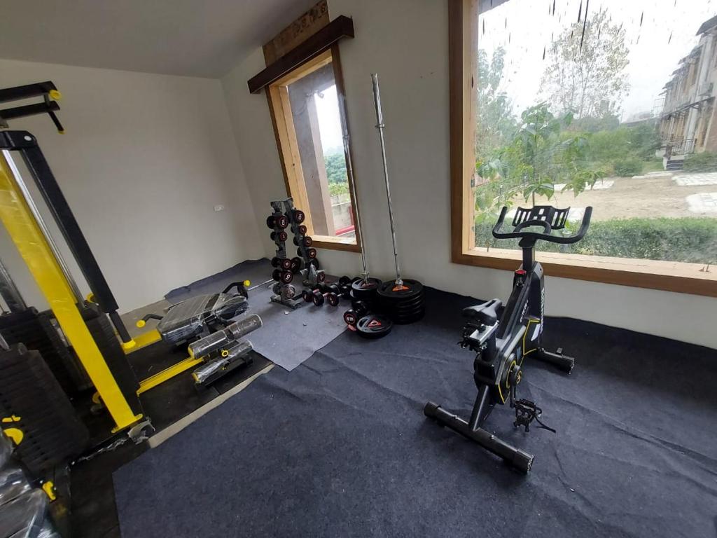 Fitness centrum a/nebo fitness zařízení v ubytování Jimcorbett House by nishk