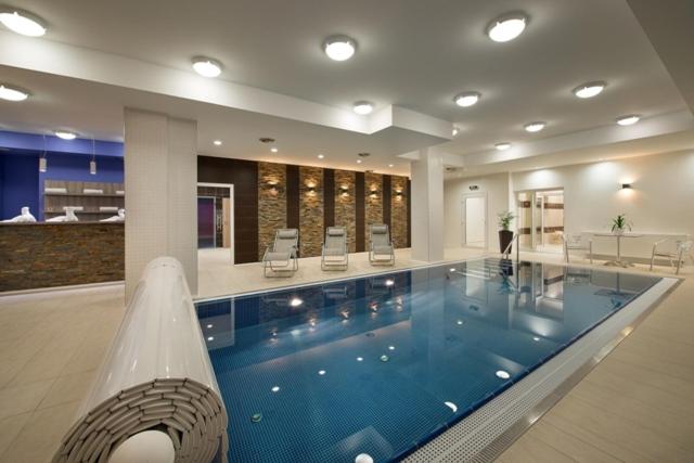 Bazén v ubytování Hotel Kraskov Active Resort nebo v jeho okolí