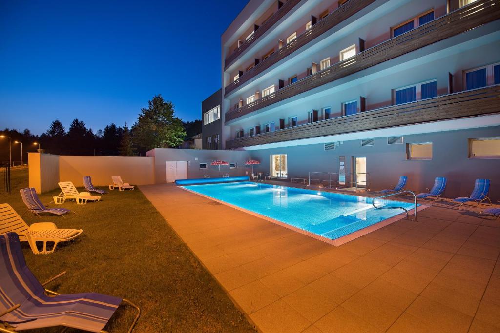 Bazén v ubytování Hotel Kraskov Active Resort nebo v jeho okolí