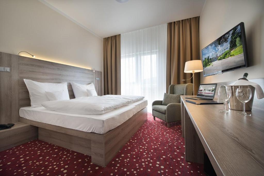 Postel nebo postele na pokoji v ubytování Hotel Kraskov Active Resort