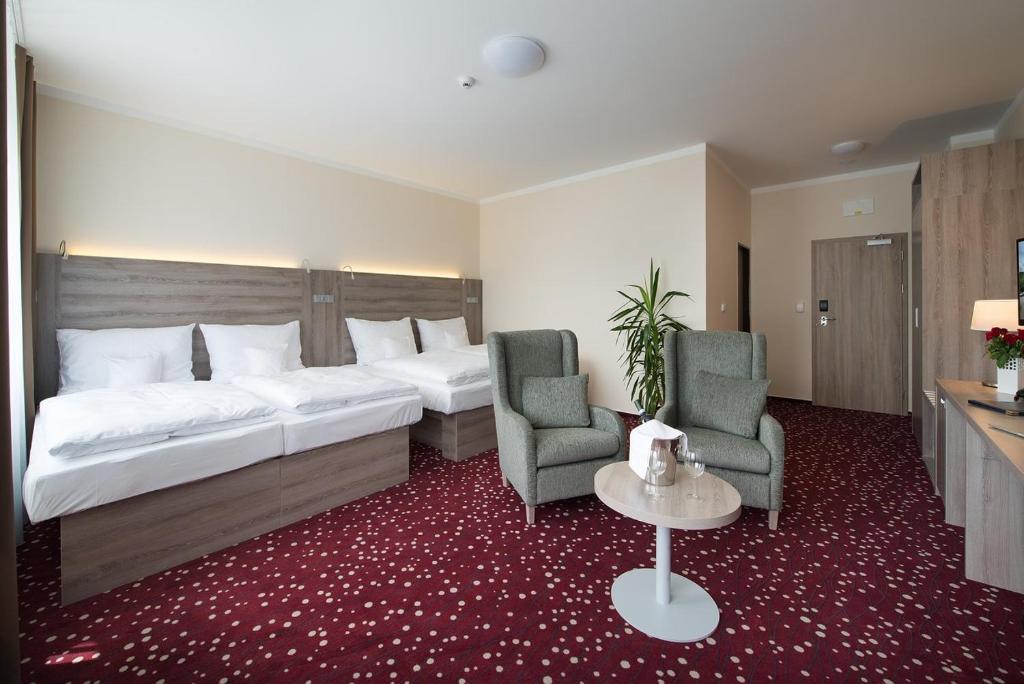 Postel nebo postele na pokoji v ubytování Hotel Kraskov Active Resort