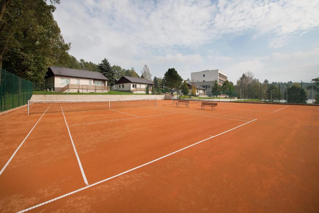Tenis a/nebo squash v ubytování Hotel Kraskov Active Resort nebo okolí