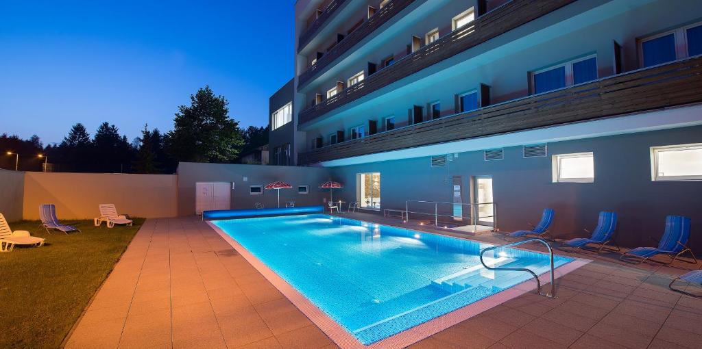 Bazén v ubytování Hotel Kraskov Active Resort nebo v jeho okolí