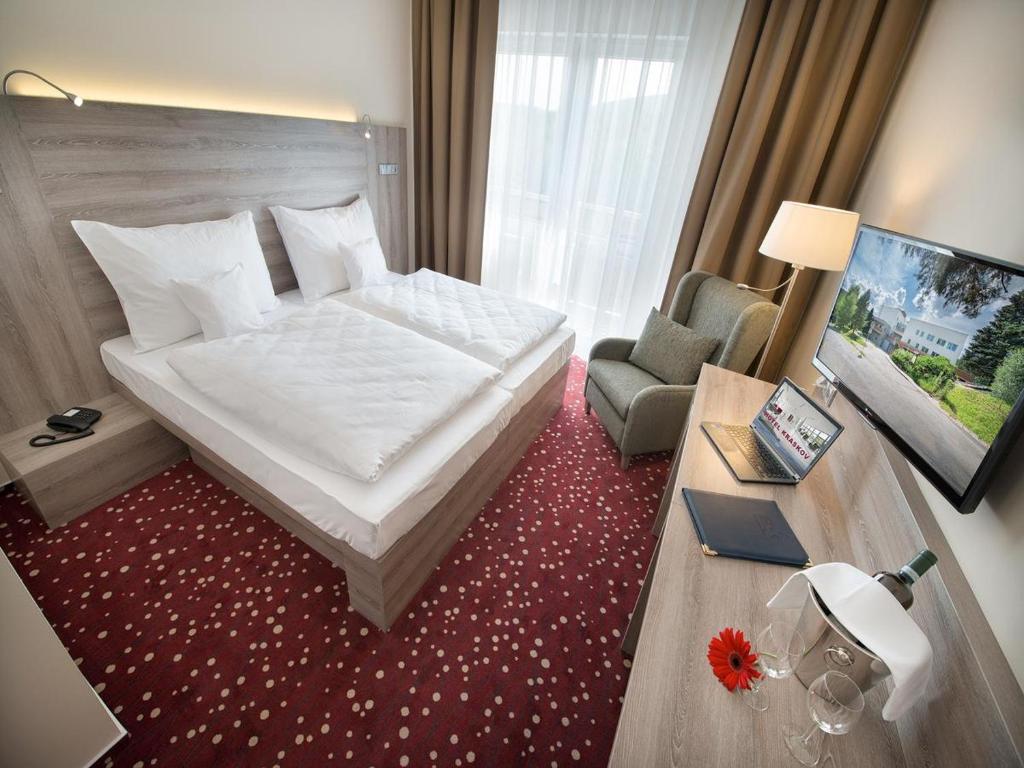 Postel nebo postele na pokoji v ubytování Hotel Kraskov Active Resort