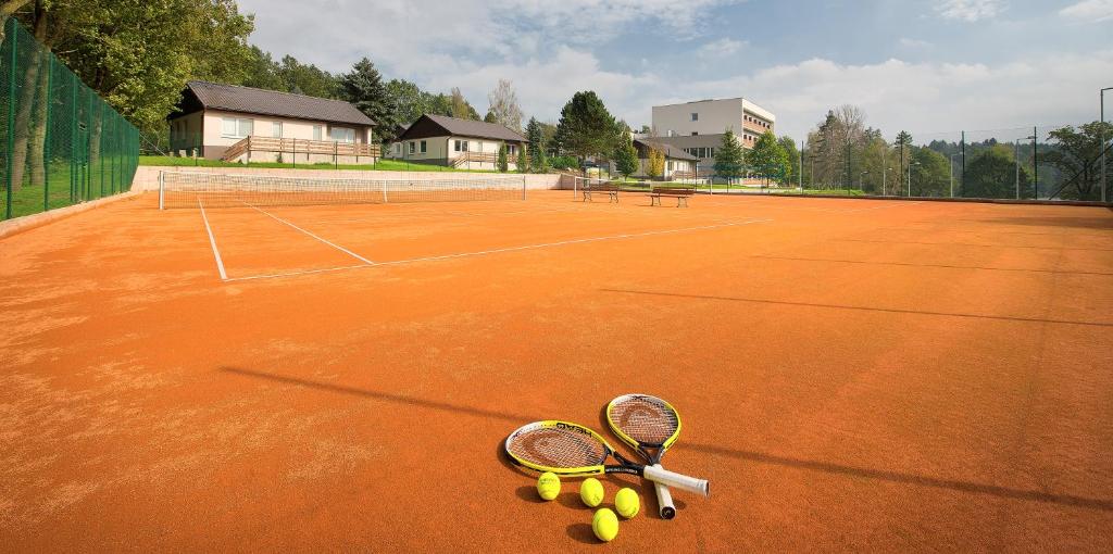 Tenis a/nebo squash v ubytování Hotel Kraskov Active Resort nebo okolí